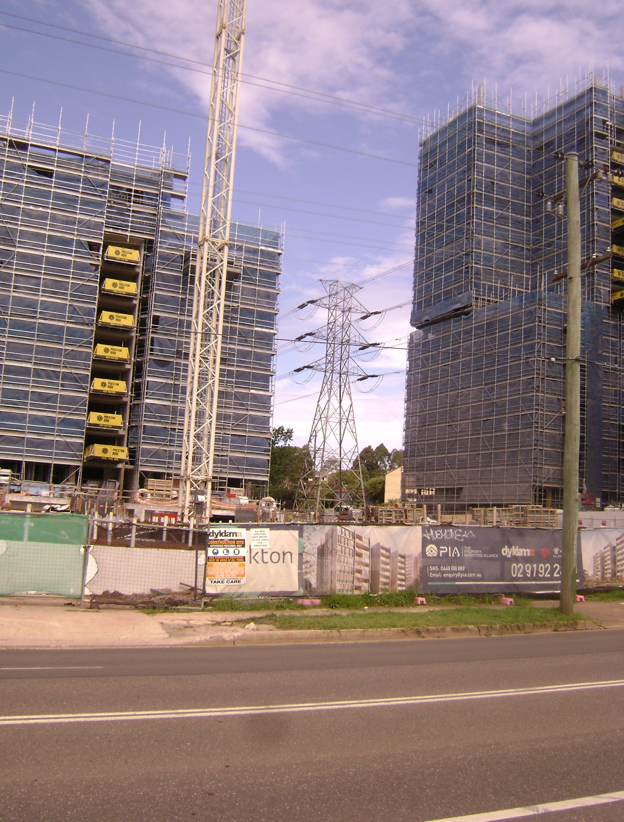 Carlingford_precinct_JenkinsRd_flats_high_voltage_tower